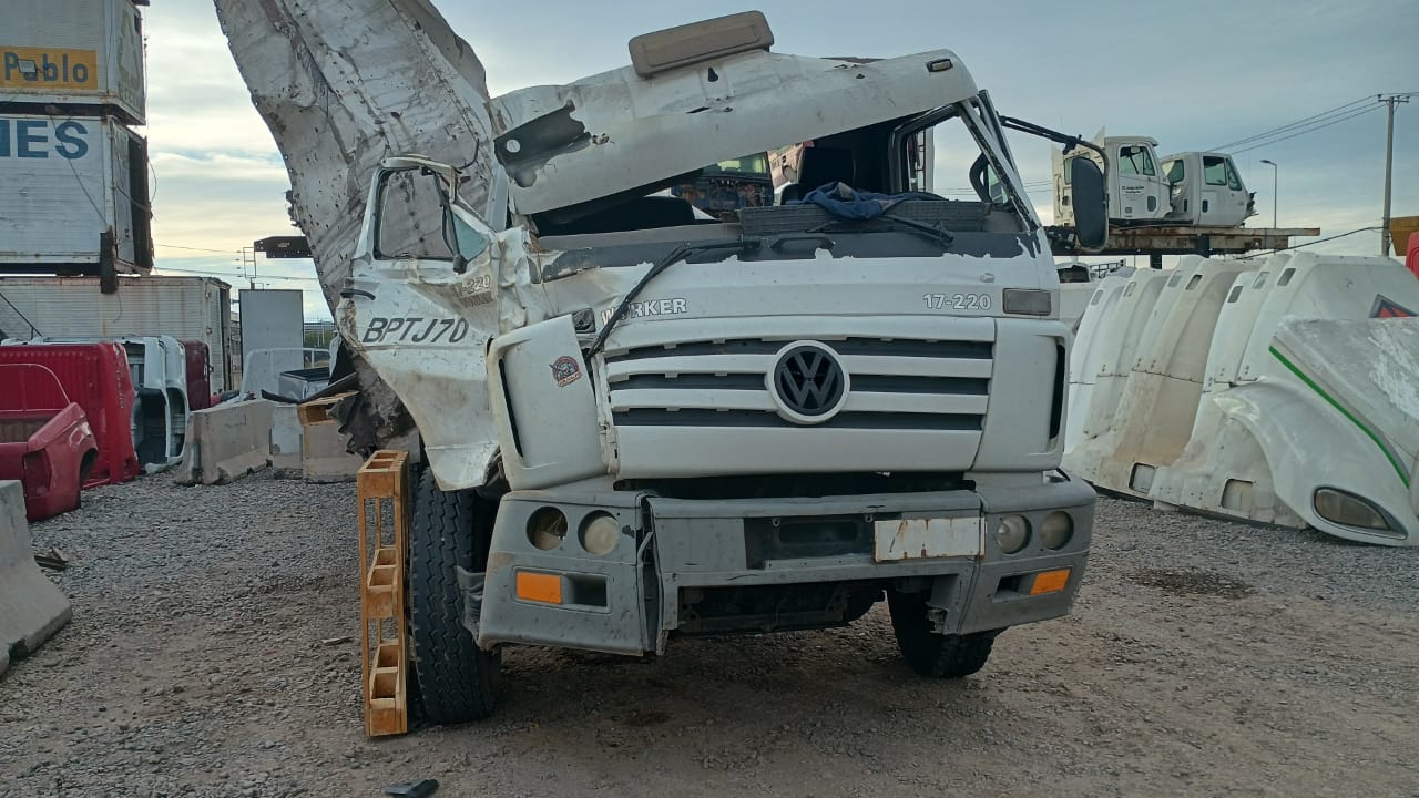  Volkswagen 17 220M 2001 